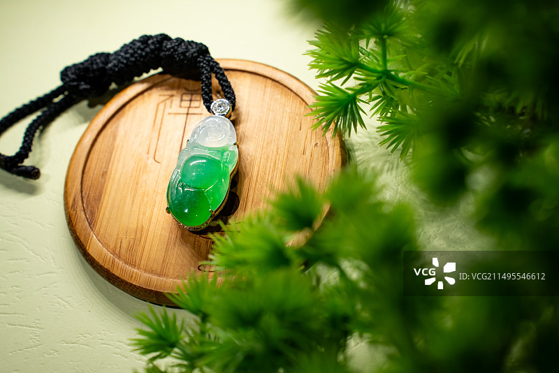 桌上的玉器图片素材