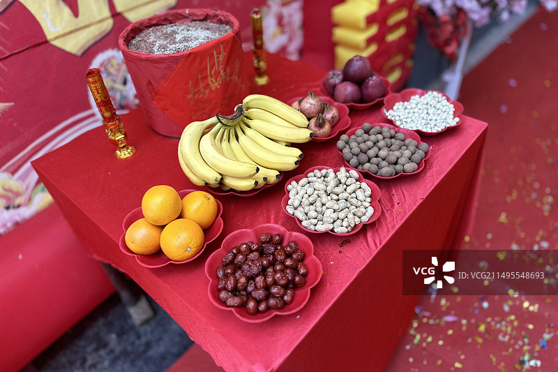 传统婚礼上，寓意早生贵子的干果摆设，枣，花生，桂圆，莲子图片素材