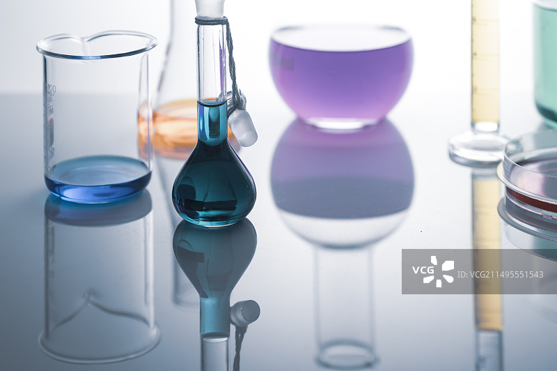 盛有各种颜色液体的玻璃仪器-30图片素材