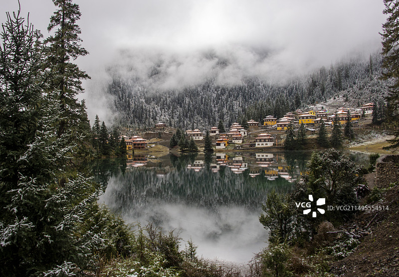 甘孜措卡湖在林中如仙境图片素材