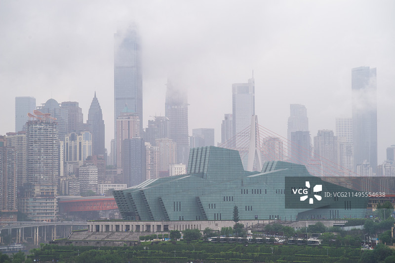 雨雾中的城市景观图片素材