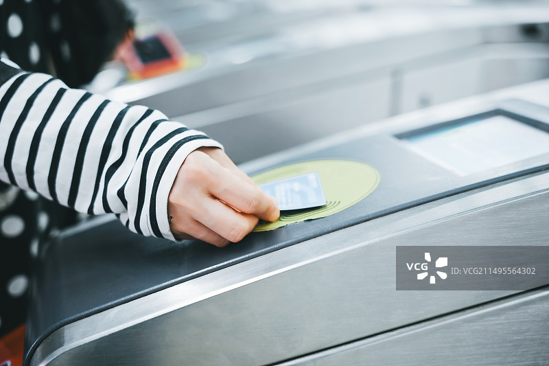 乘客在地铁旋转栅门使用非接触式支付图片素材