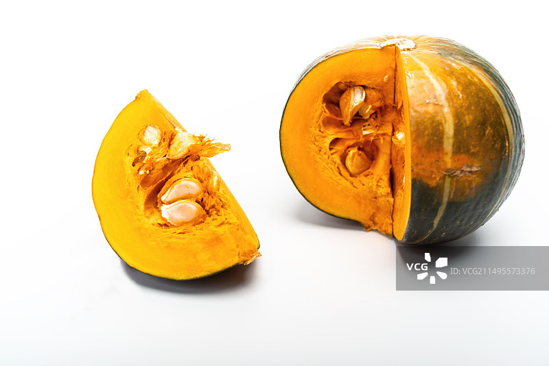 白色背景切开的贝贝南瓜图片素材