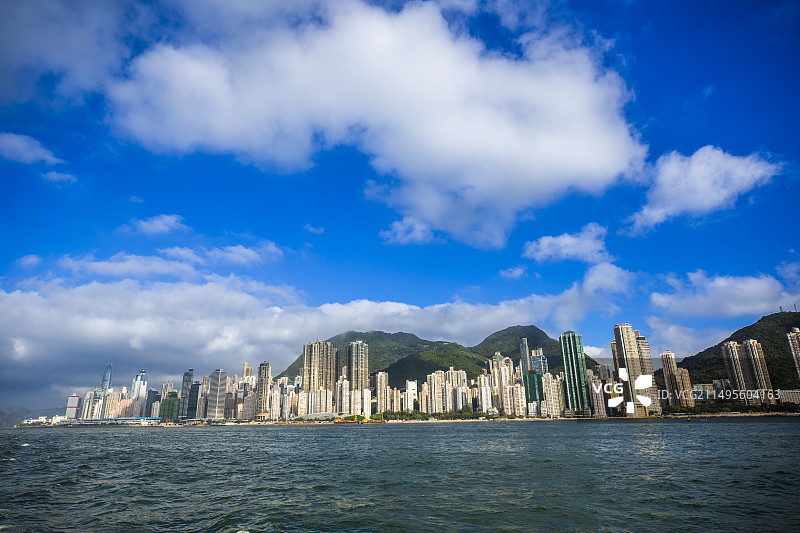 蓝天下的香港维多利亚港湾海岸线天际线图片素材