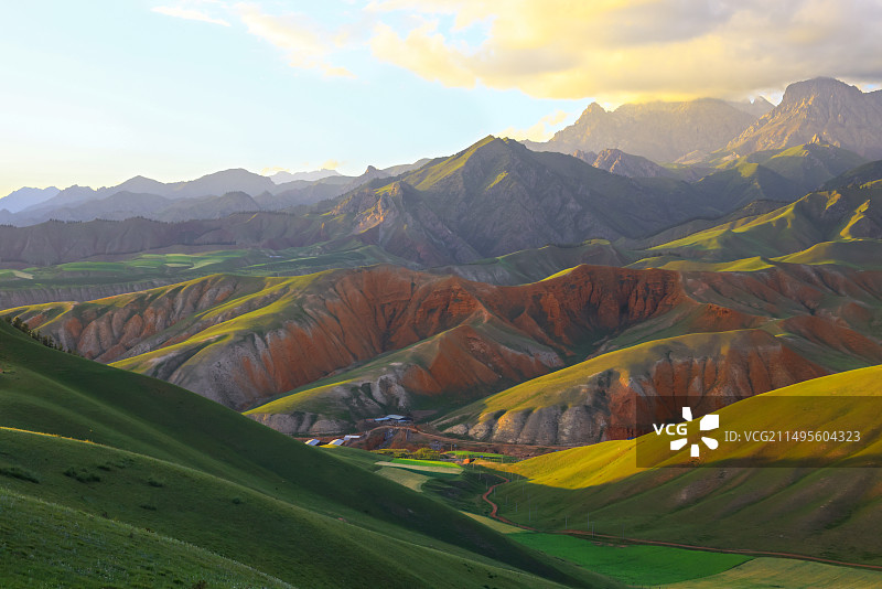 青海祁连卓尔山五彩山谷图片素材