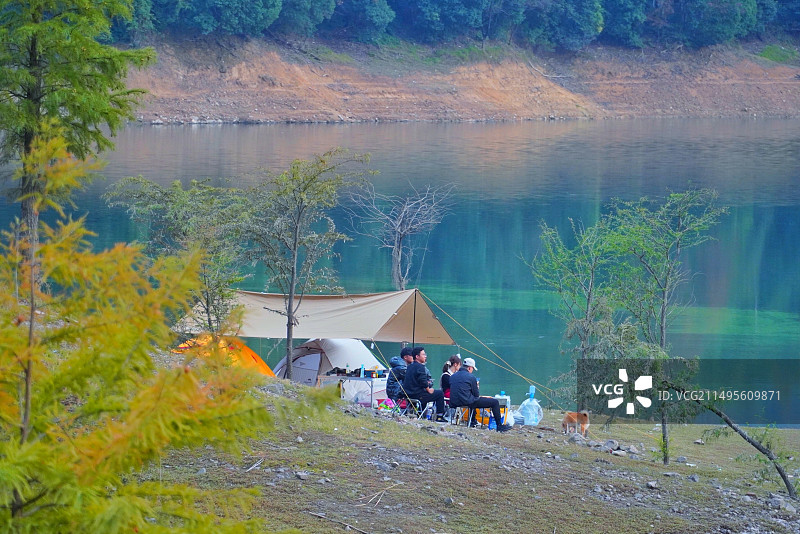 天台山寒山湖户外露营的人图片素材