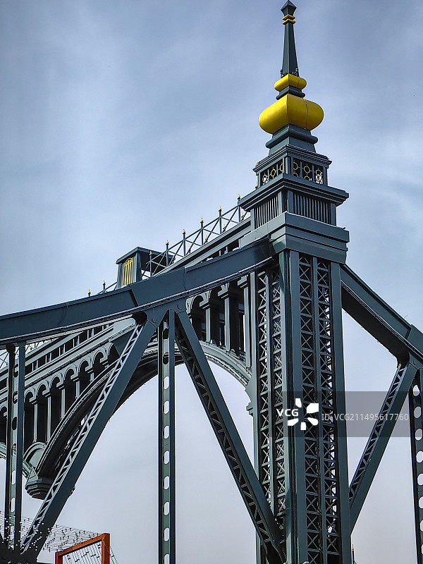 多云天空下的桥梁俯视图图片素材