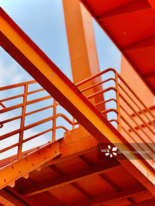 蓝天下的楼梯图片素材