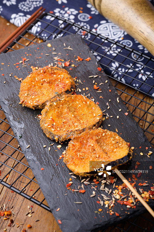 撒上调味料的炸茄子片图片素材