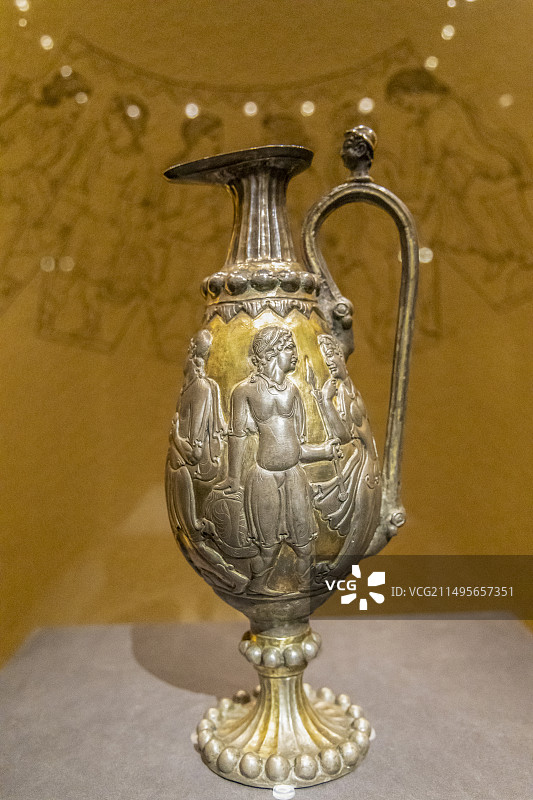 北京国家典籍博物馆“李世民的盛世长歌展”：鎏金银壶—北周，宁夏固原博物馆藏；壶腹部刻3组6人男女图像图片素材
