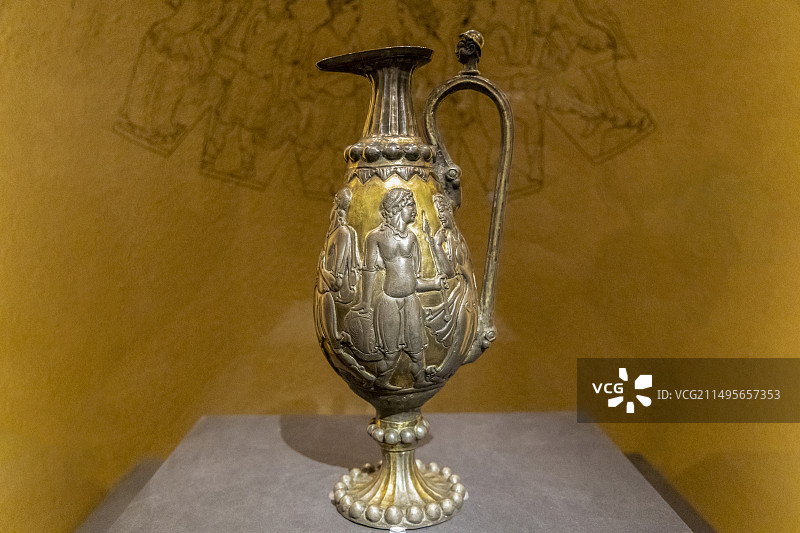 北京国家典籍博物馆“李世民的盛世长歌展”：鎏金银壶—北周，宁夏固原博物馆藏；壶腹部刻3组6人男女图像图片素材
