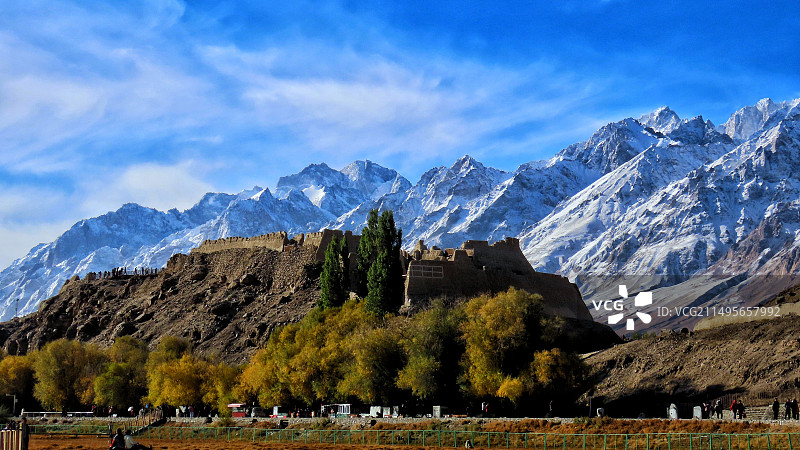 雪山怀中的石头城图片素材