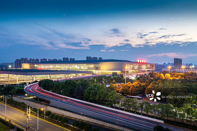 夜幕下的南昌西站图片素材