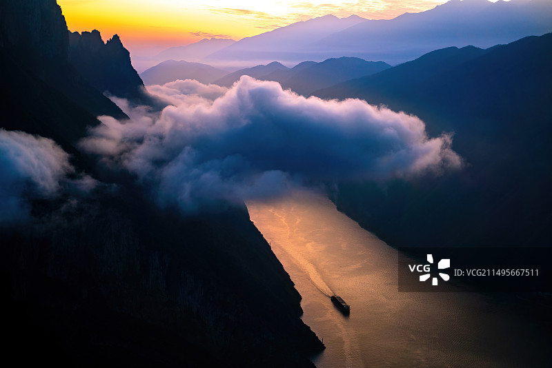日出时刻的巫峡云雾缭绕图片素材