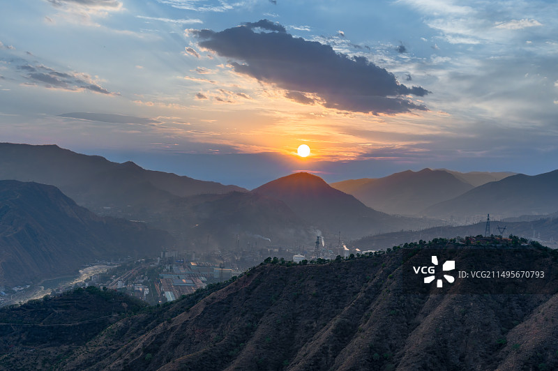 四川攀枝花东华山景区山顶日落风光，山下的厂房烟囱是著名的攀钢图片素材