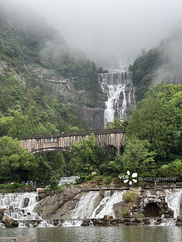 台州，云雾缭绕的天台山大瀑布图片素材