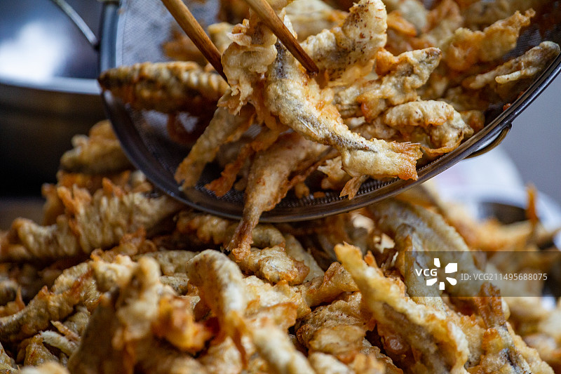 四川省绵阳市美食小吃炸豌豆粑，炸小鱼图片素材