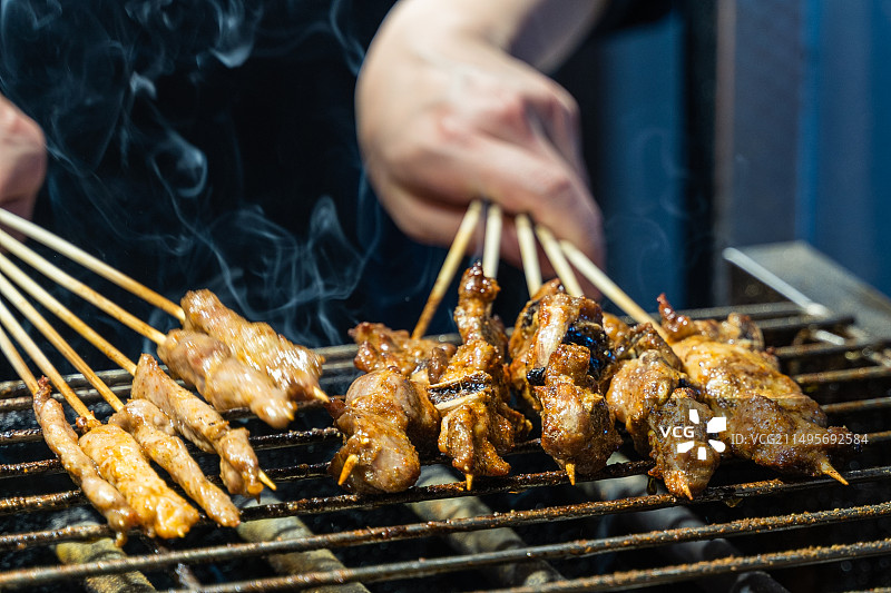 城市烟火气夜生活地摊经济夜市大排档烧烤摊烤串撸串摆盘肉串猪肉串烤排骨图片素材