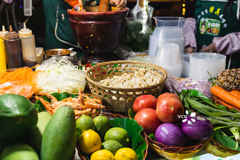 城市夜生活大排档地摊街头小吃云南特色美食傣味舂鸡脚图片素材