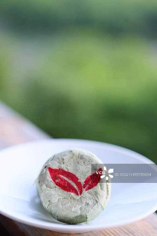 安徽特色点心黄山毛峰茶酥绿茶茶酥点心和龙井茶图片素材