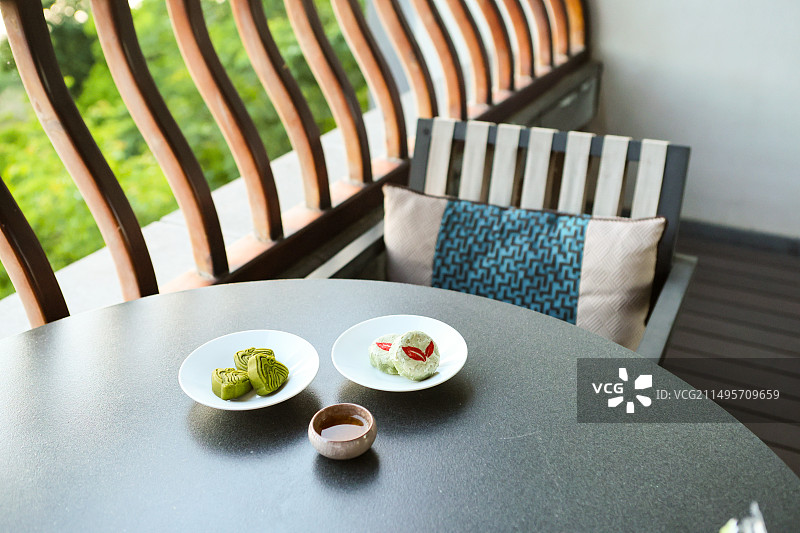 安徽特色点心黄山毛峰茶酥绿茶茶酥点心和龙井茶图片素材