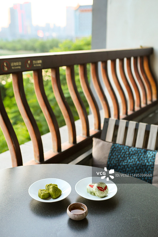 安徽特色点心黄山毛峰茶酥绿茶茶酥点心和龙井茶图片素材