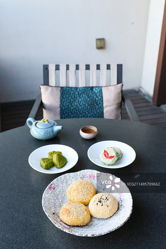 安徽特色点心黄山毛峰茶酥绿茶茶酥点心和龙井茶图片素材