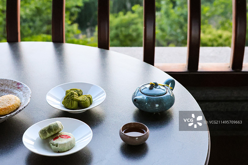 安徽特色点心黄山毛峰茶酥绿茶茶酥点心和龙井茶图片素材