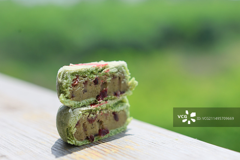 安徽特色点心黄山毛峰茶酥绿茶茶酥点心和龙井茶图片素材