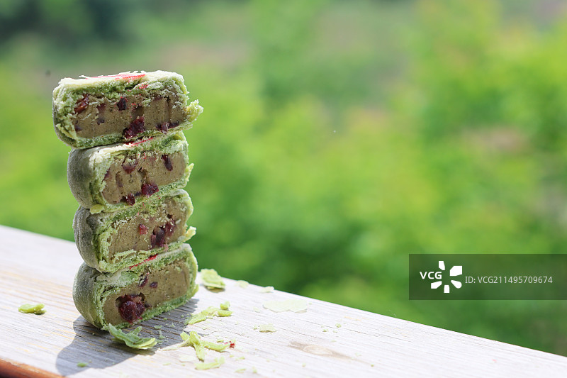 安徽特色点心黄山毛峰茶酥绿茶茶酥点心和龙井茶图片素材