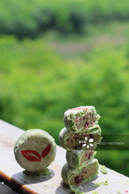 安徽特色点心黄山毛峰茶酥绿茶茶酥点心和龙井茶图片素材