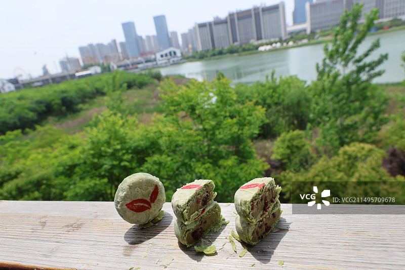 安徽特色点心黄山毛峰茶酥绿茶茶酥点心和龙井茶图片素材