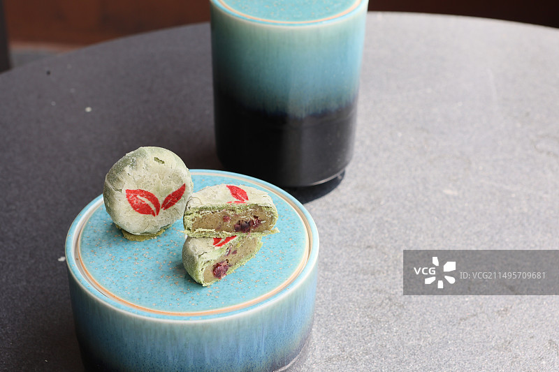 安徽特色点心黄山毛峰茶酥绿茶茶酥点心和龙井茶图片素材