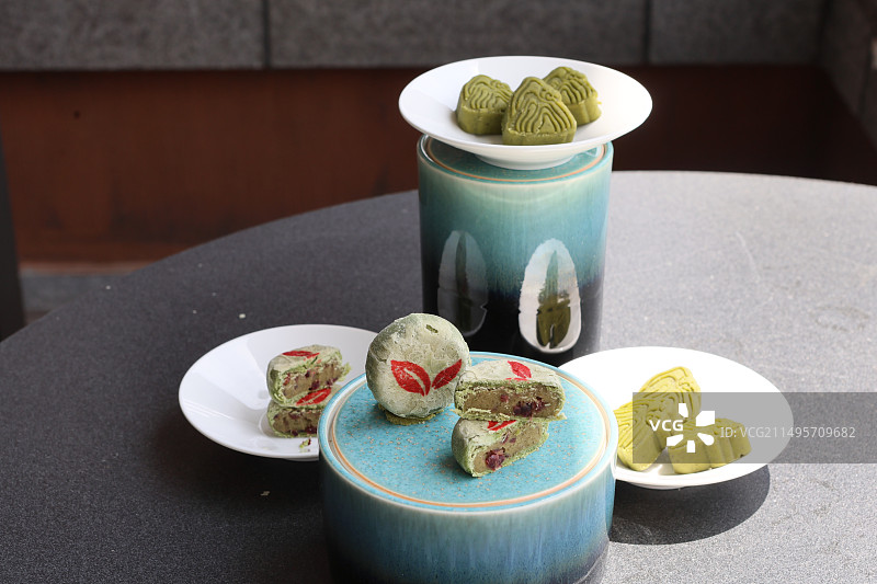 安徽特色点心黄山毛峰茶酥绿茶茶酥点心和龙井茶图片素材