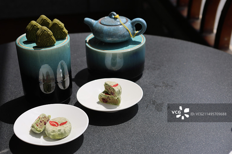 安徽特色点心黄山毛峰茶酥绿茶茶酥点心和龙井茶图片素材