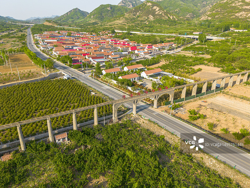航拍山东省日照市五莲县罗家丰台村，鲁东南丘陵山区地带的新农村与古老的立交式输水灌溉渠图片素材