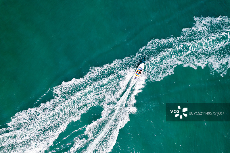 快艇驶过海面轨迹图片素材