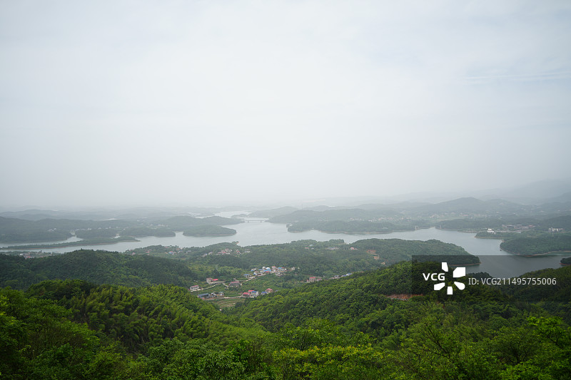 薄雾下的水府庙水库高角度拍摄图片素材
