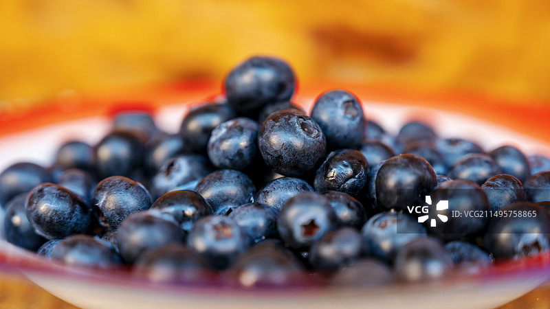 桌上碗里的蓝莓特写镜头图片素材