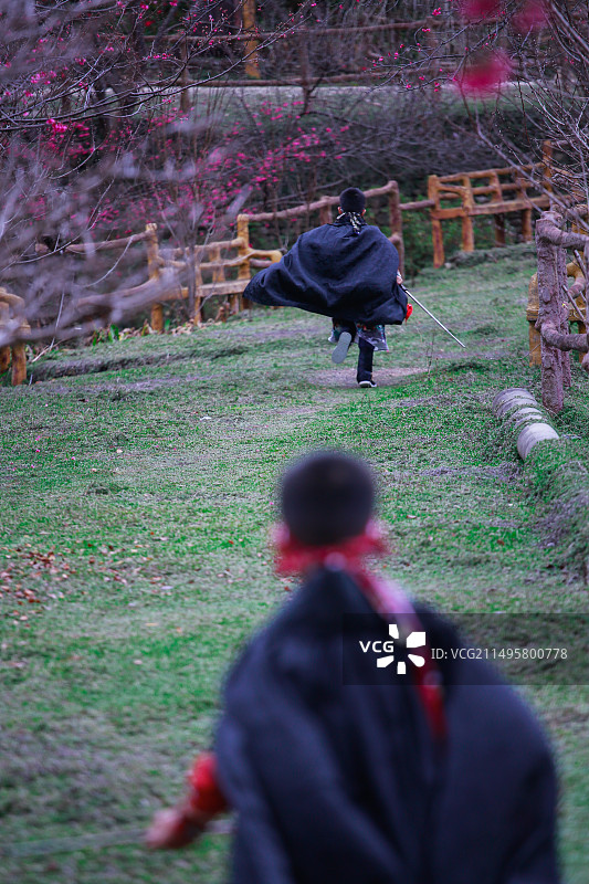 在韶关樱花峪中追逐的锦衣卫图片素材