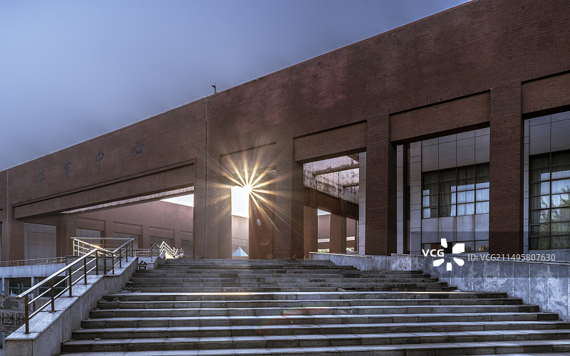 晨光下的沈阳建筑大学体育中心图片素材