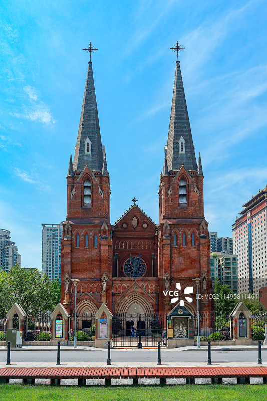 蓝天下上海徐家汇天主教堂的俯视图图片素材