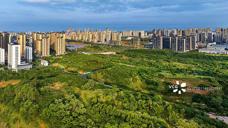 广西第一大道双向16车道南宁市五象新区玉洞大道图片素材