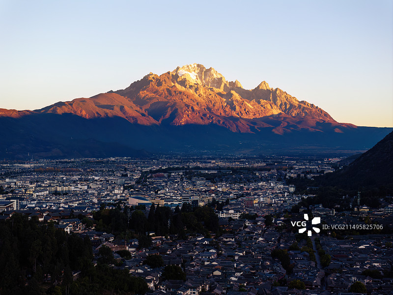 金色玉龙雪山特写与丽江古城市区全景航拍图图片素材