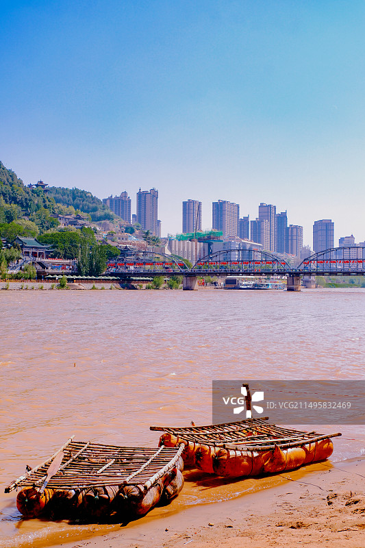 兰州黄河岸边羊皮筏子和中山铁桥远景图片素材