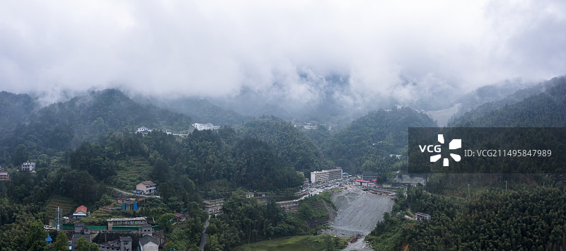 云雾中的新邵龙山金锑矿区图片素材