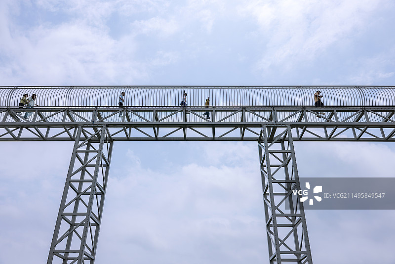 一座城市乐园里的玻璃栈道—福建龙岩图片素材