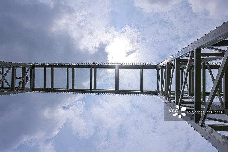 一座城市乐园里的玻璃栈道—福建龙岩图片素材