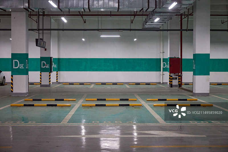 无人的地下停车场图片素材