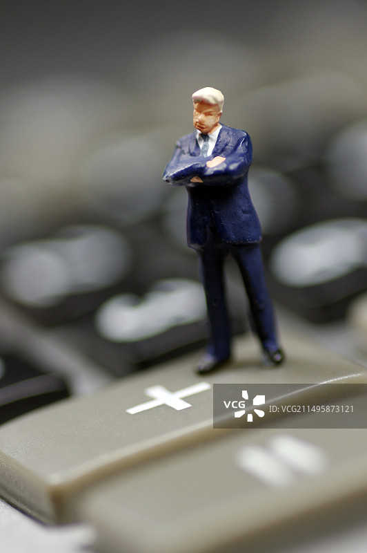 商务人士在办公室里用手机和笔记本电脑图片素材